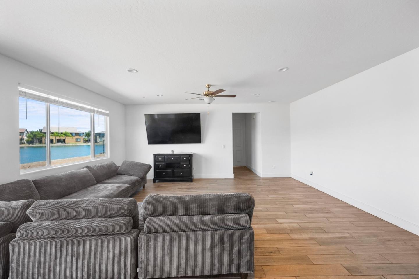 Detail Gallery Image 18 of 53 For 15005 Torrey Pines Cir, Chowchilla,  CA 93610 - 4 Beds | 2/1 Baths
