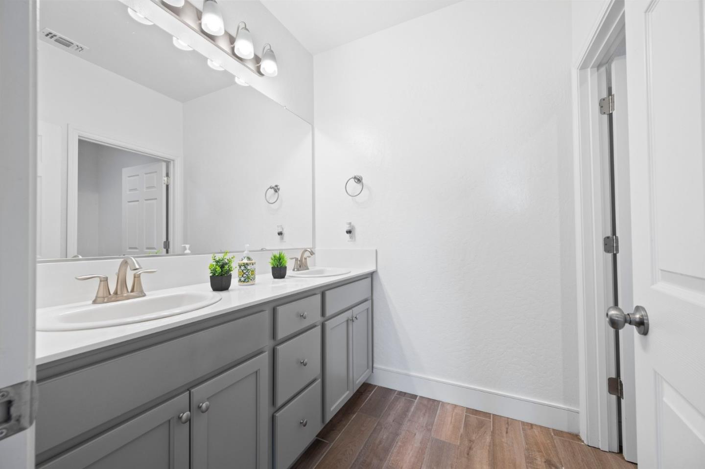 Detail Gallery Image 32 of 53 For 15005 Torrey Pines Cir, Chowchilla,  CA 93610 - 4 Beds | 2/1 Baths
