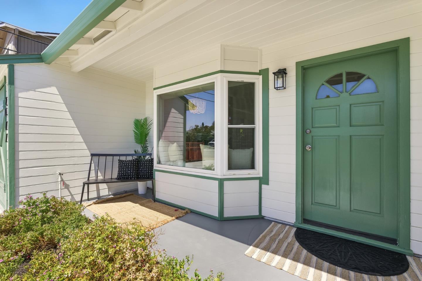 Detail Gallery Image 3 of 36 For 2077 Shoreview Ave, San Mateo,  CA 94401 - 3 Beds | 1 Baths