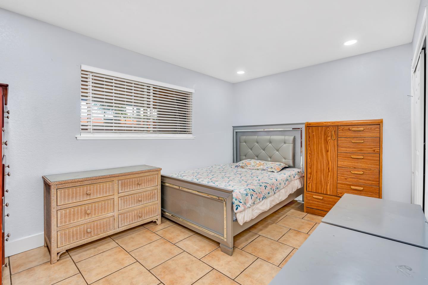 Detail Gallery Image 13 of 35 For 1005 W 8th St, Merced,  CA 95341 - 3 Beds | 2 Baths