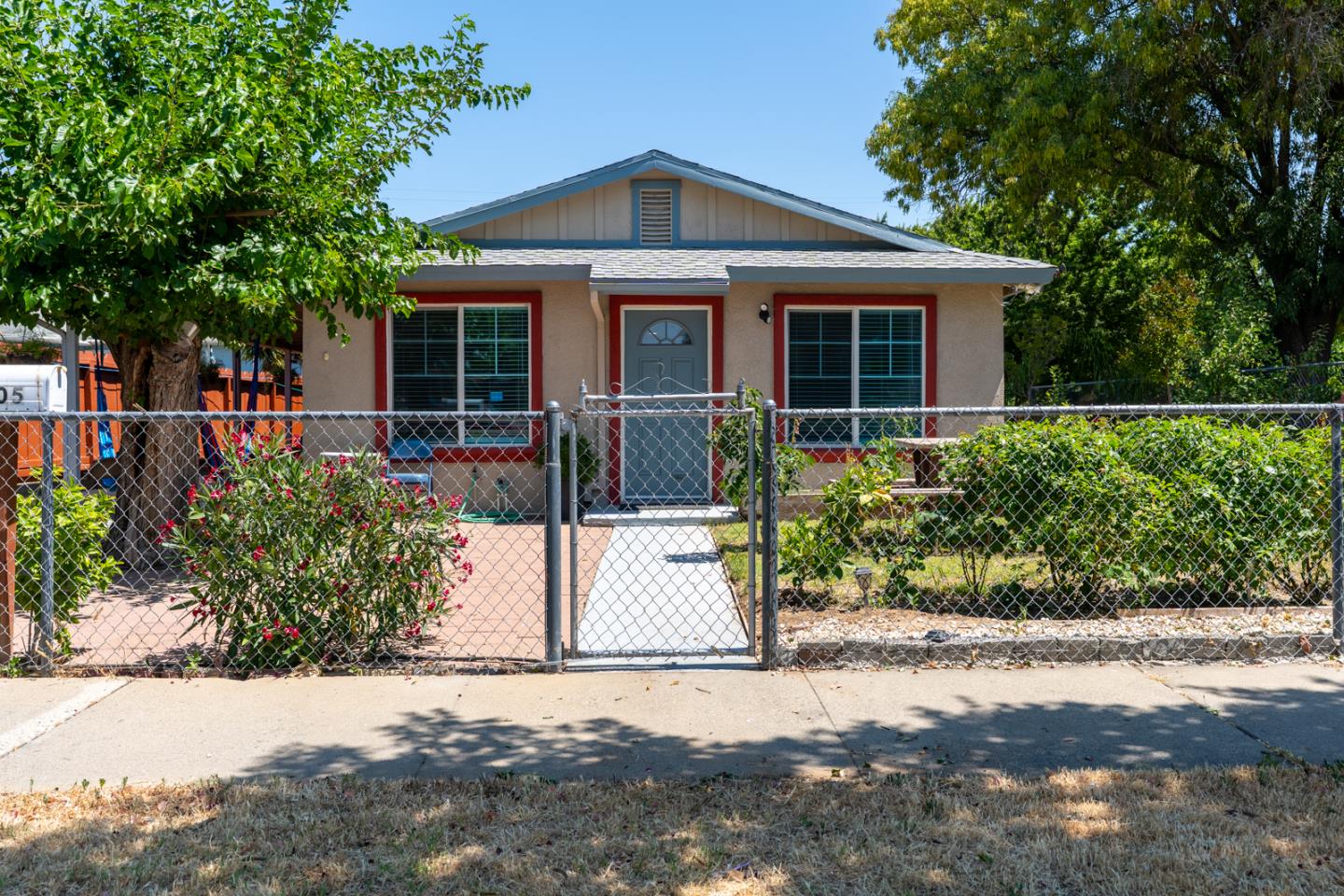 Detail Gallery Image 2 of 35 For 1005 W 8th St, Merced,  CA 95341 - 3 Beds | 2 Baths
