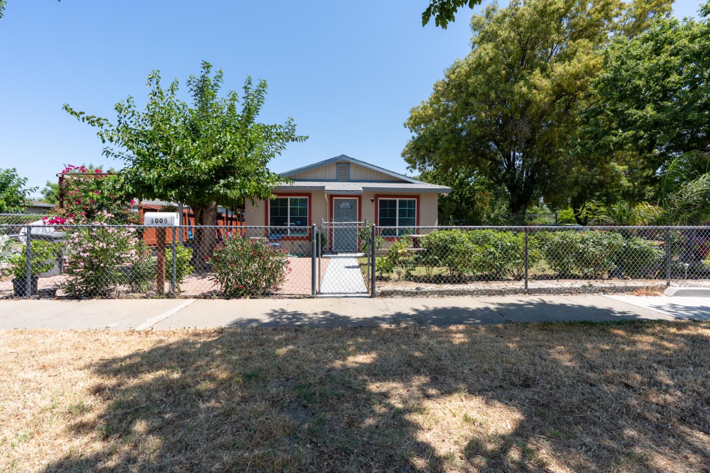 Detail Gallery Image 3 of 35 For 1005 W 8th St, Merced,  CA 95341 - 3 Beds | 2 Baths