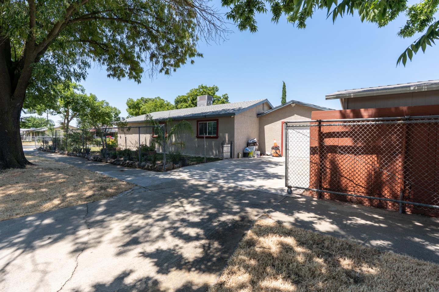 Detail Gallery Image 4 of 35 For 1005 W 8th St, Merced,  CA 95341 - 3 Beds | 2 Baths