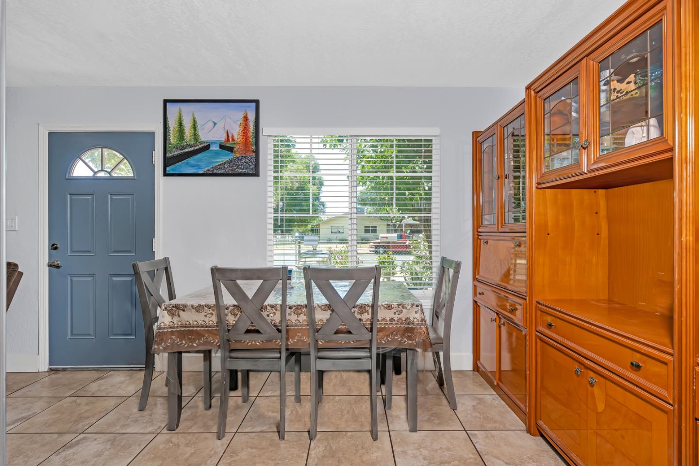 Detail Gallery Image 6 of 35 For 1005 W 8th St, Merced,  CA 95341 - 3 Beds | 2 Baths
