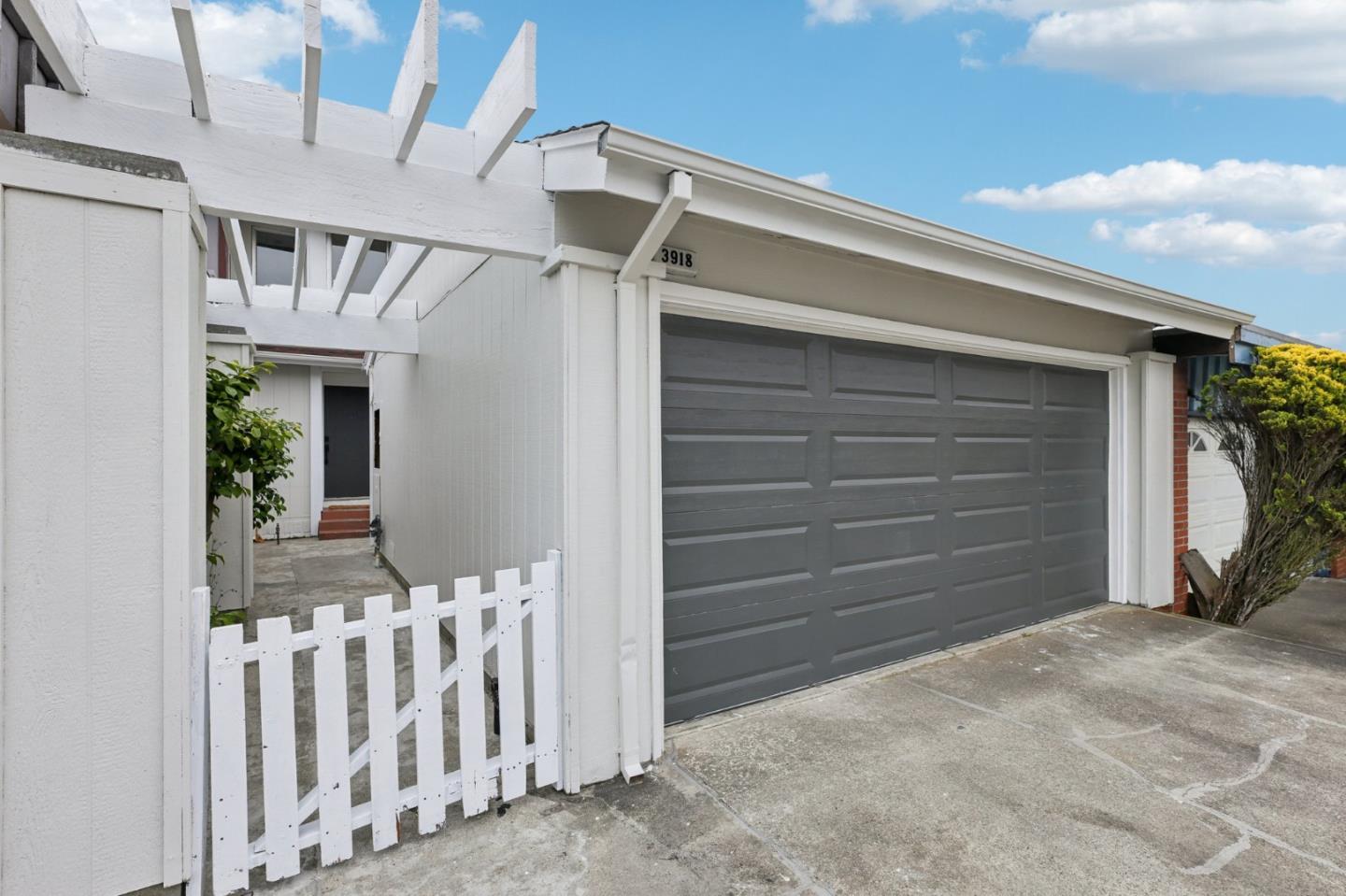 Detail Gallery Image 2 of 35 For 3918 Crofton Way, South San Francisco,  CA 94080 - 4 Beds | 2/1 Baths