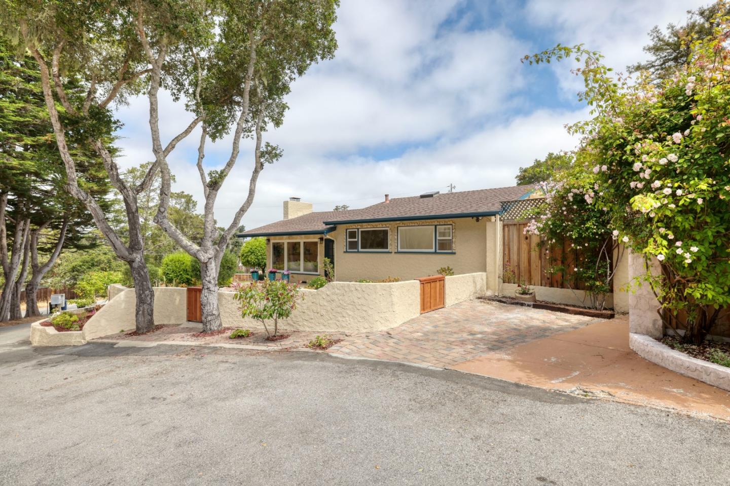 Detail Gallery Image 2 of 20 For 1275 Josselyn Canyon Rd, Monterey,  CA 93940 - 3 Beds | 2 Baths