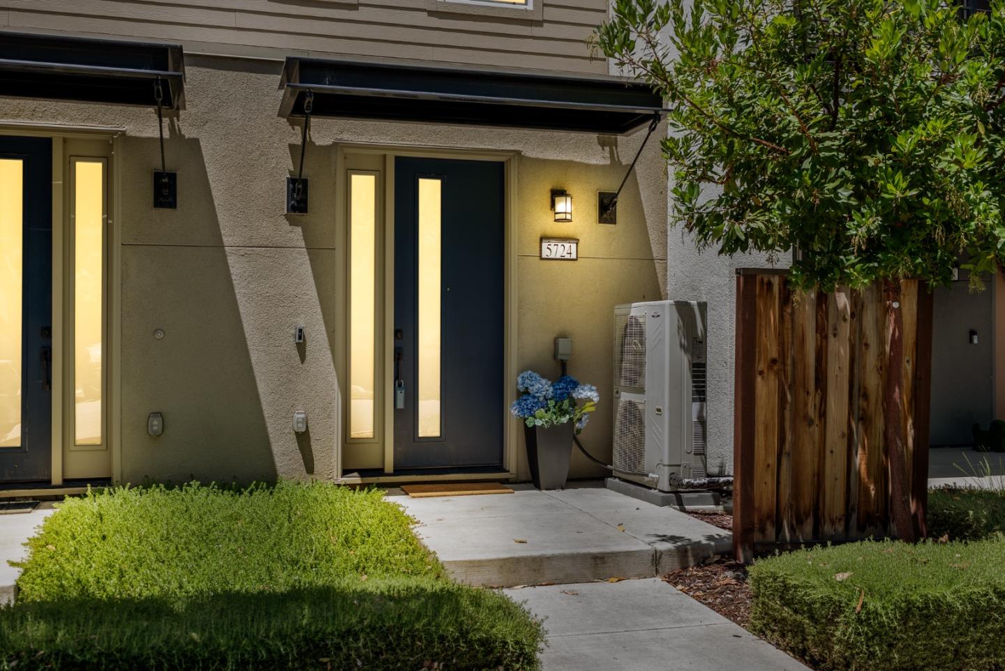 Detail Gallery Image 2 of 24 For 5724 Immersion Loop, San Jose,  CA 95119 - 2 Beds | 2/1 Baths