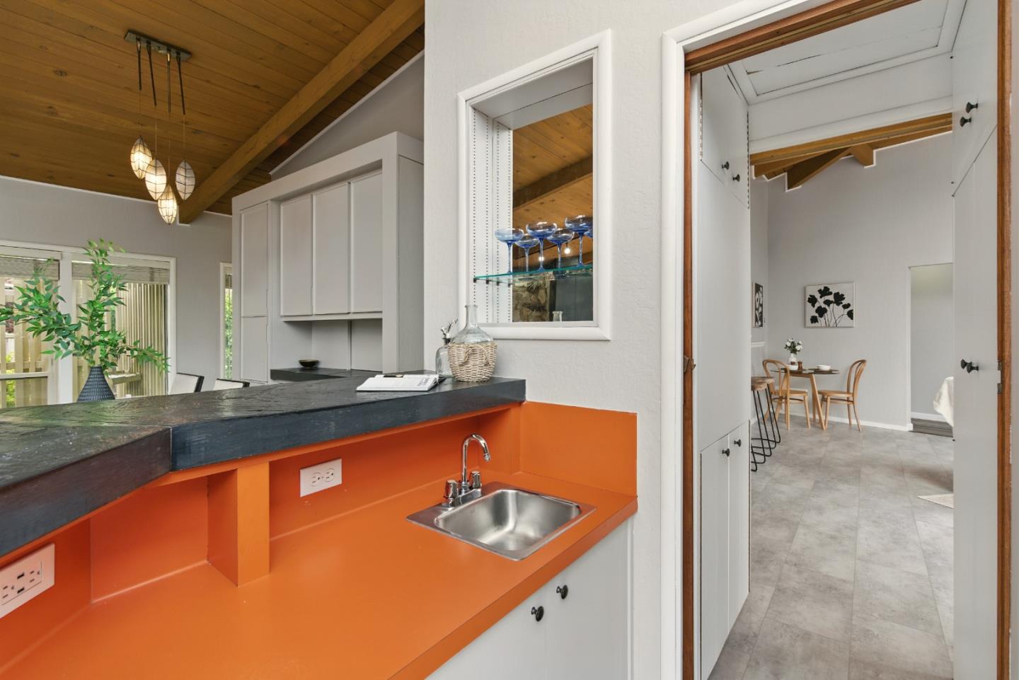Detail Gallery Image 11 of 43 For 18009 Laird Ct, Castro Valley,  CA 94546 - 3 Beds | 3 Baths