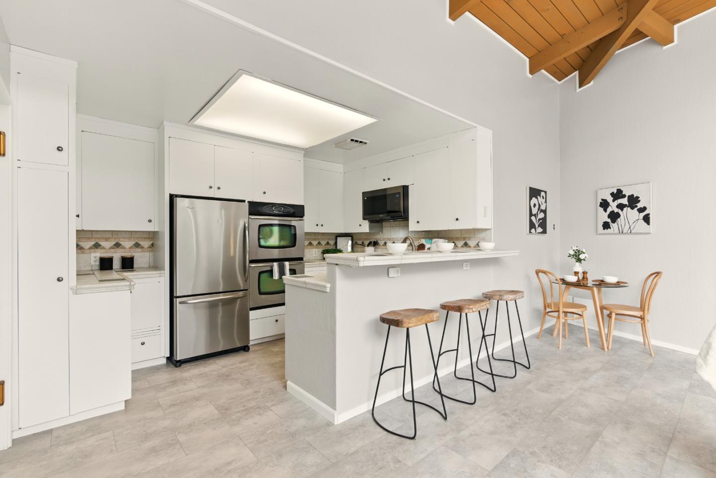 Detail Gallery Image 12 of 43 For 18009 Laird Ct, Castro Valley,  CA 94546 - 3 Beds | 3 Baths