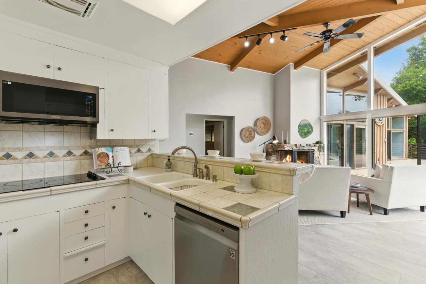 Detail Gallery Image 14 of 43 For 18009 Laird Ct, Castro Valley,  CA 94546 - 3 Beds | 3 Baths
