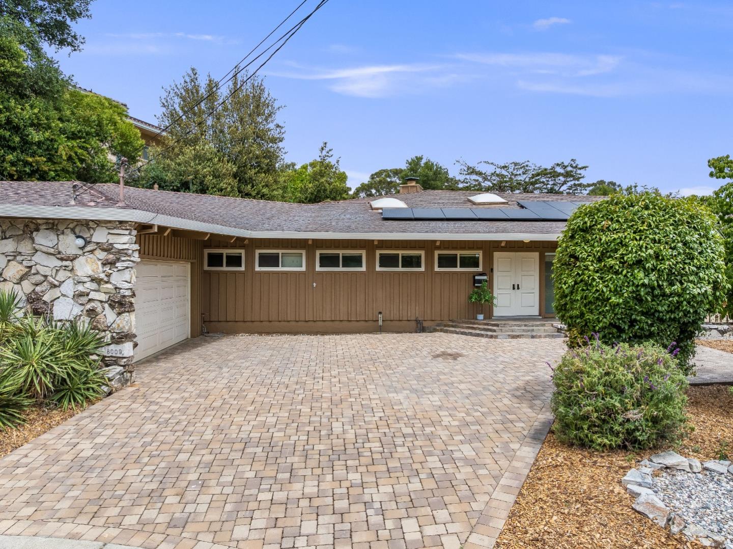 Detail Gallery Image 2 of 43 For 18009 Laird Ct, Castro Valley,  CA 94546 - 3 Beds | 3 Baths
