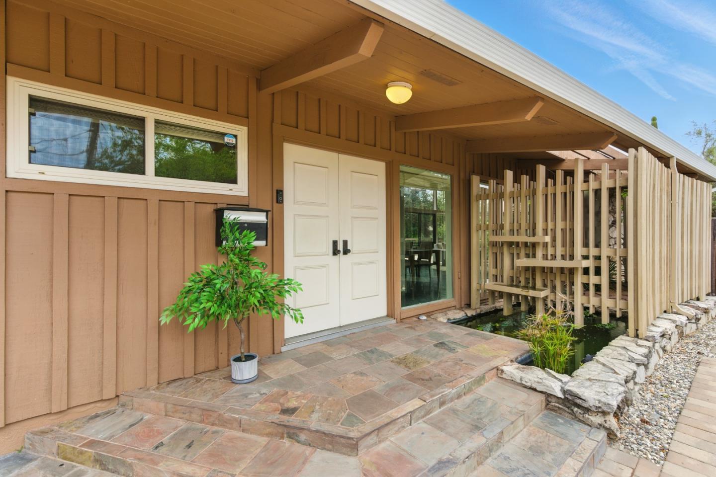 Detail Gallery Image 4 of 43 For 18009 Laird Ct, Castro Valley,  CA 94546 - 3 Beds | 3 Baths