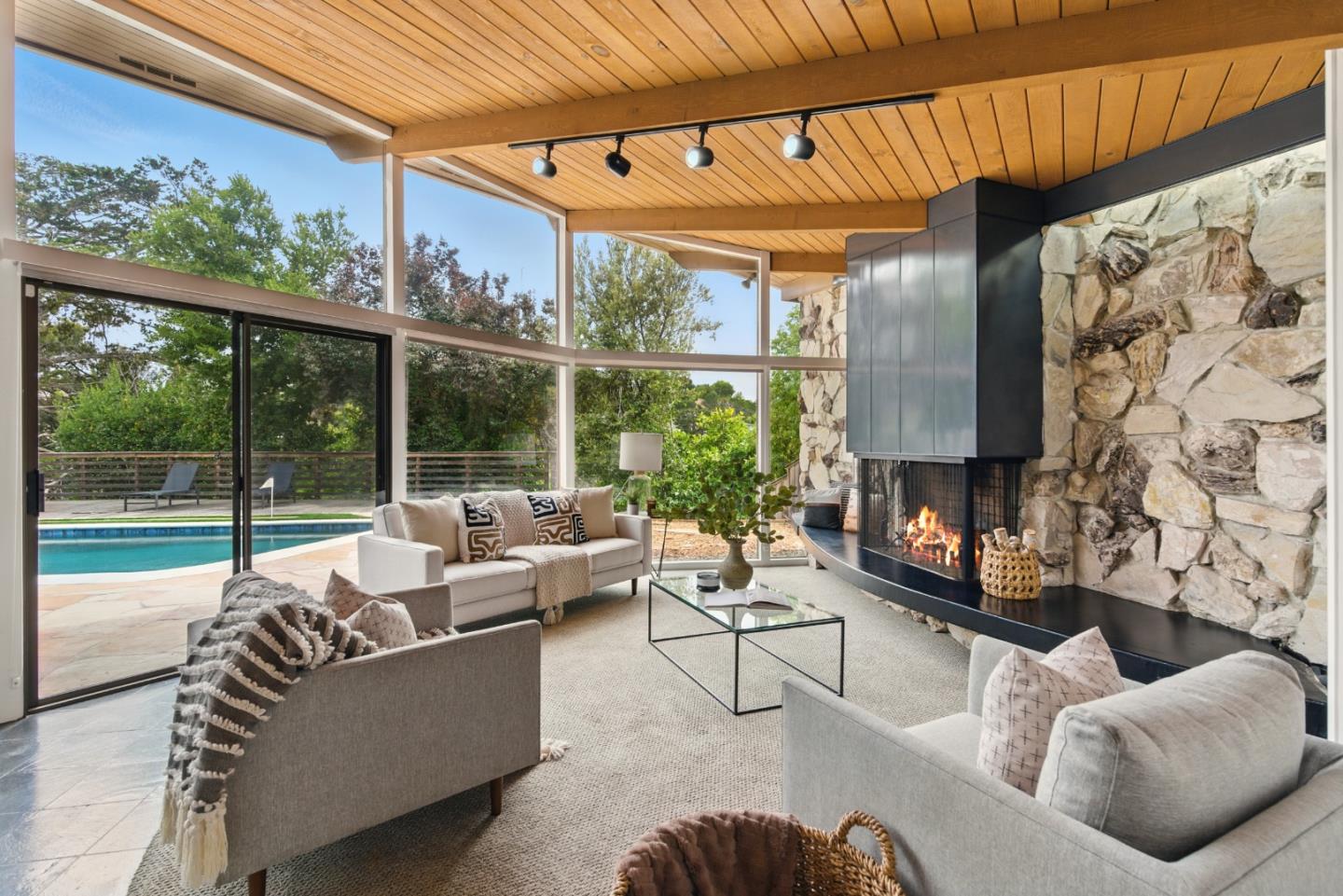 Detail Gallery Image 6 of 43 For 18009 Laird Ct, Castro Valley,  CA 94546 - 3 Beds | 3 Baths