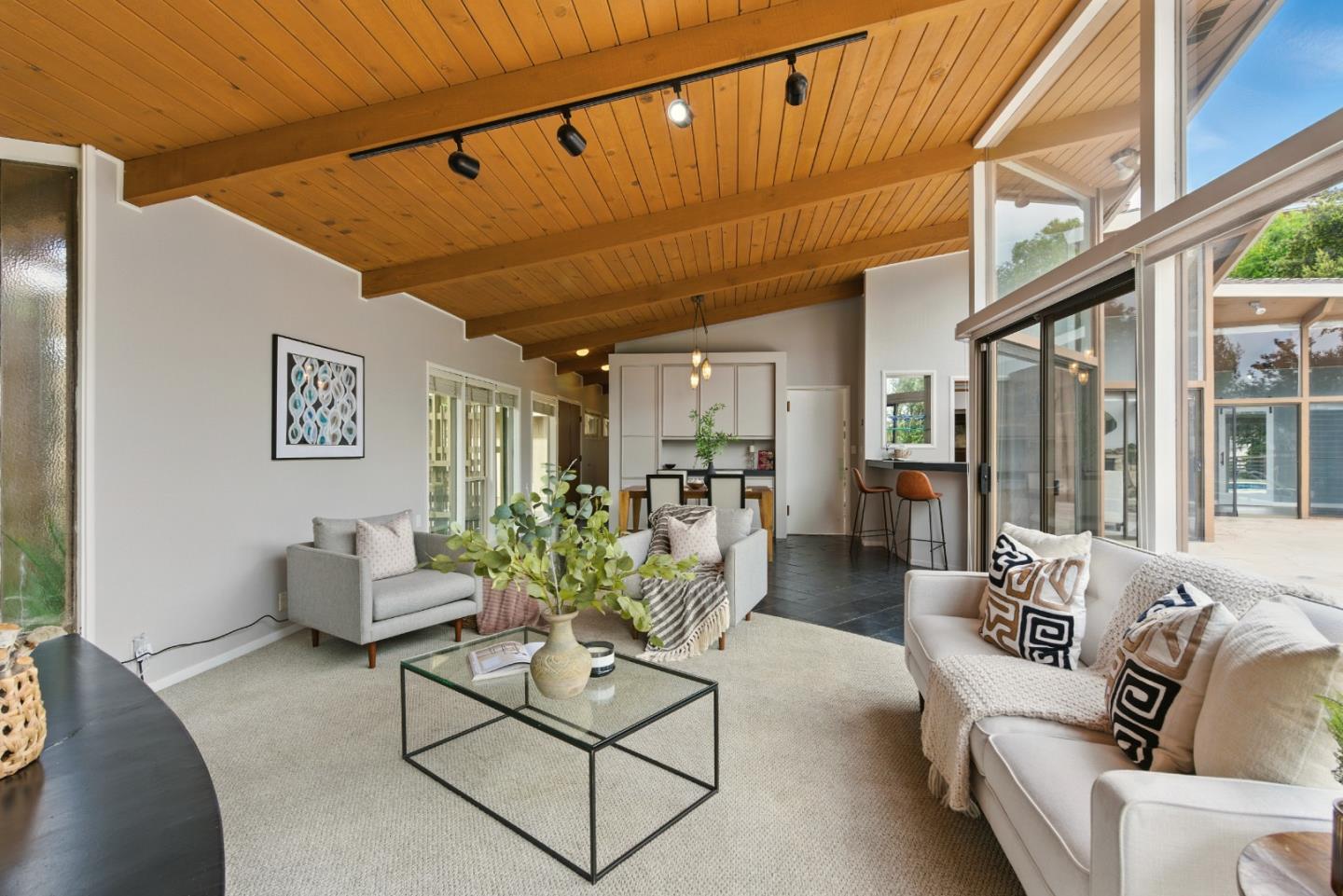 Detail Gallery Image 7 of 43 For 18009 Laird Ct, Castro Valley,  CA 94546 - 3 Beds | 3 Baths