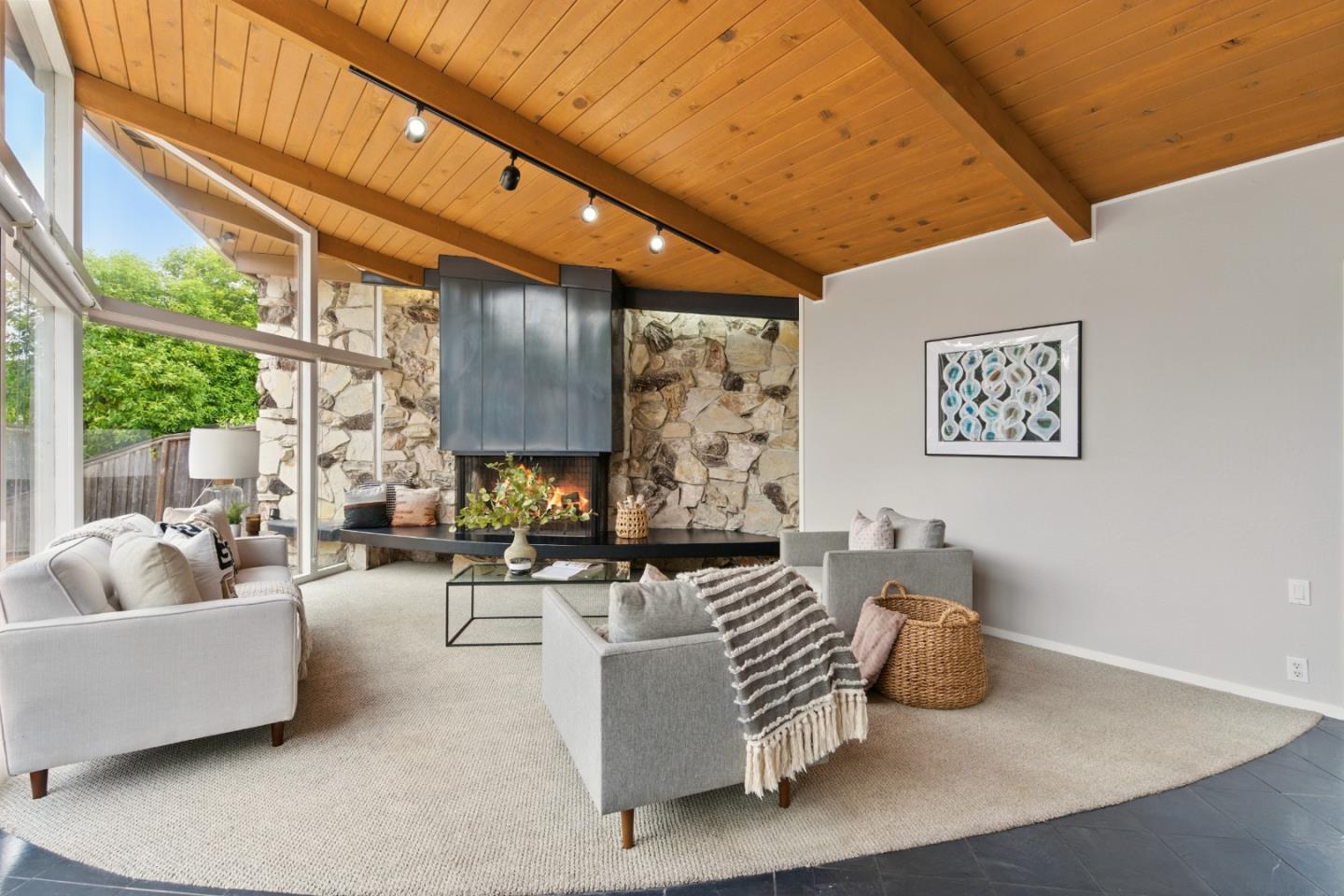 Detail Gallery Image 8 of 43 For 18009 Laird Ct, Castro Valley,  CA 94546 - 3 Beds | 3 Baths