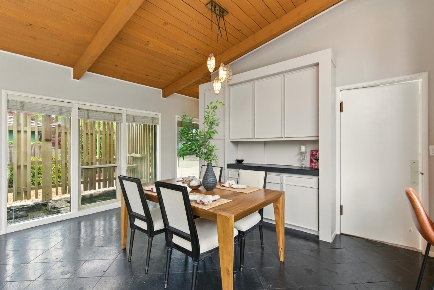 Detail Gallery Image 9 of 43 For 18009 Laird Ct, Castro Valley,  CA 94546 - 3 Beds | 3 Baths