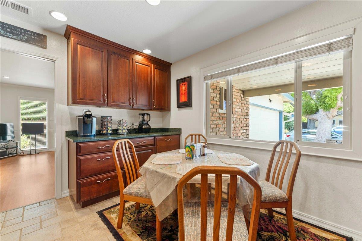 Detail Gallery Image 10 of 28 For 1300 Patio Dr, Campbell,  CA 95008 - 3 Beds | 2/1 Baths