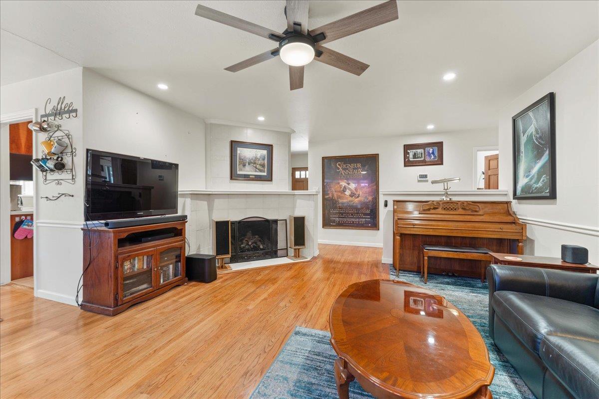 Detail Gallery Image 15 of 28 For 1300 Patio Dr, Campbell,  CA 95008 - 3 Beds | 2/1 Baths
