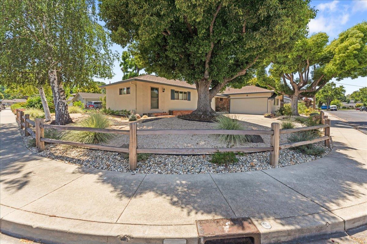 Detail Gallery Image 2 of 28 For 1300 Patio Dr, Campbell,  CA 95008 - 3 Beds | 2/1 Baths