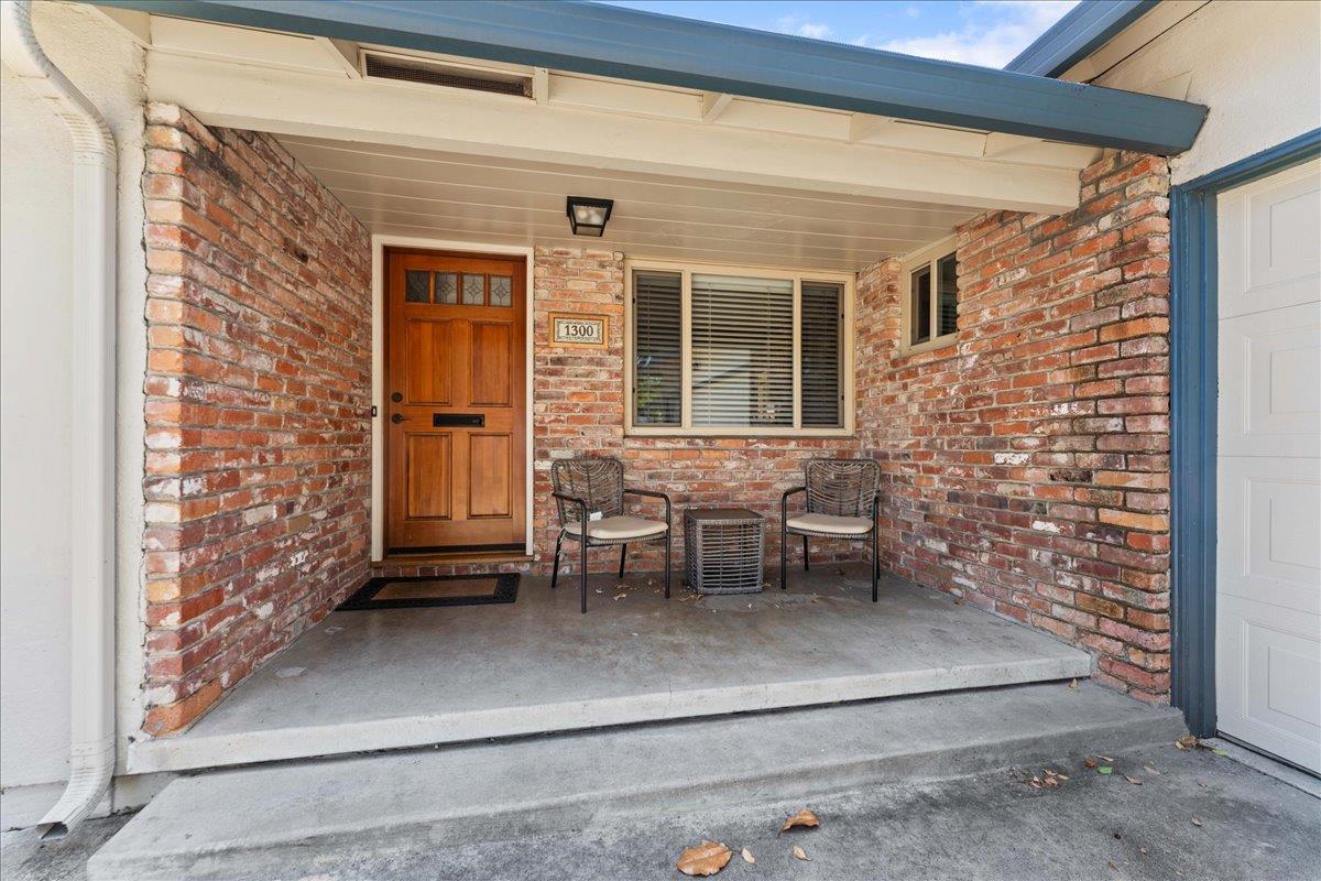 Detail Gallery Image 3 of 28 For 1300 Patio Dr, Campbell,  CA 95008 - 3 Beds | 2/1 Baths