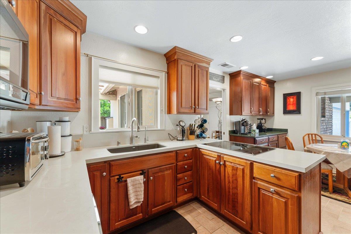 Detail Gallery Image 8 of 28 For 1300 Patio Dr, Campbell,  CA 95008 - 3 Beds | 2/1 Baths