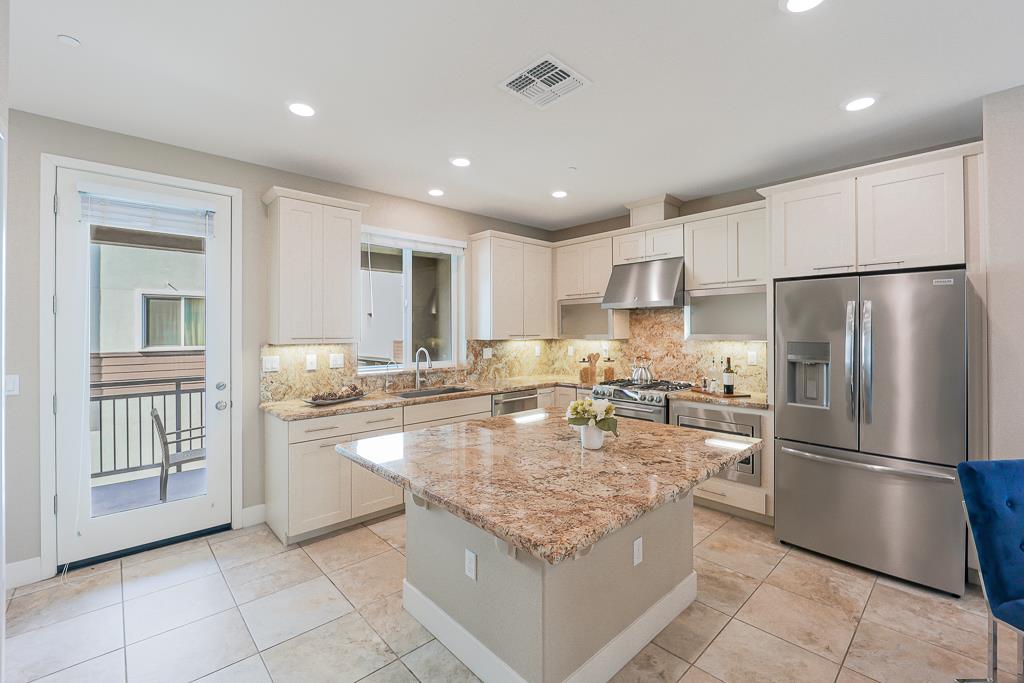 Detail Gallery Image 14 of 82 For 5956 Charlotte Dr, San Jose,  CA 95123 - 3 Beds | 3/1 Baths