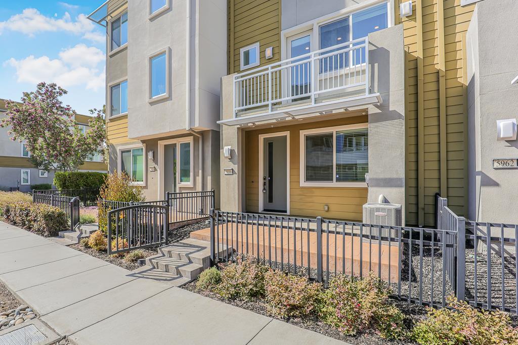 Detail Gallery Image 3 of 82 For 5956 Charlotte Dr, San Jose,  CA 95123 - 3 Beds | 3/1 Baths