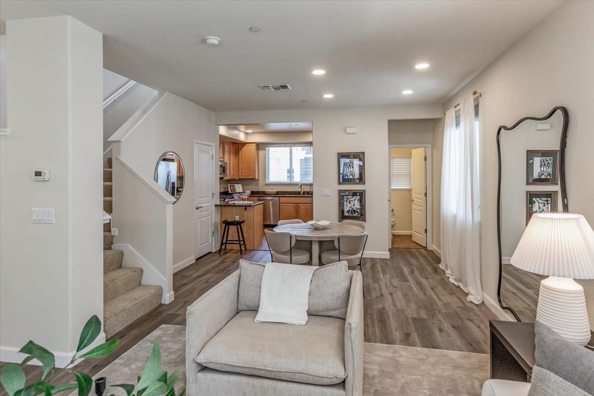Detail Gallery Image 10 of 16 For 920 Alta Mar Ter, San Jose,  CA 95126 - 3 Beds | 3/1 Baths