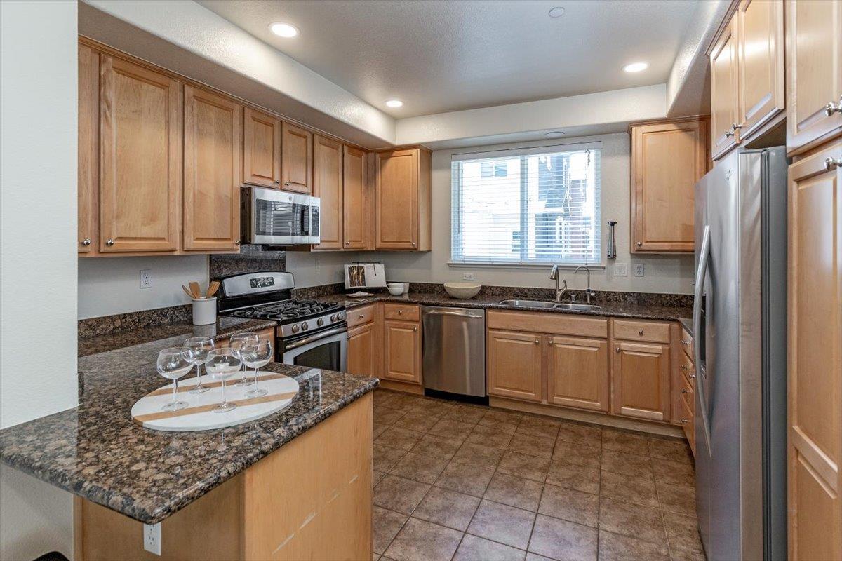 Detail Gallery Image 11 of 16 For 920 Alta Mar Ter, San Jose,  CA 95126 - 3 Beds | 3/1 Baths