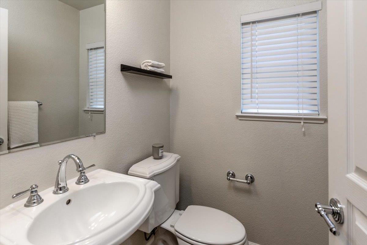 Detail Gallery Image 12 of 16 For 920 Alta Mar Ter, San Jose,  CA 95126 - 3 Beds | 3/1 Baths