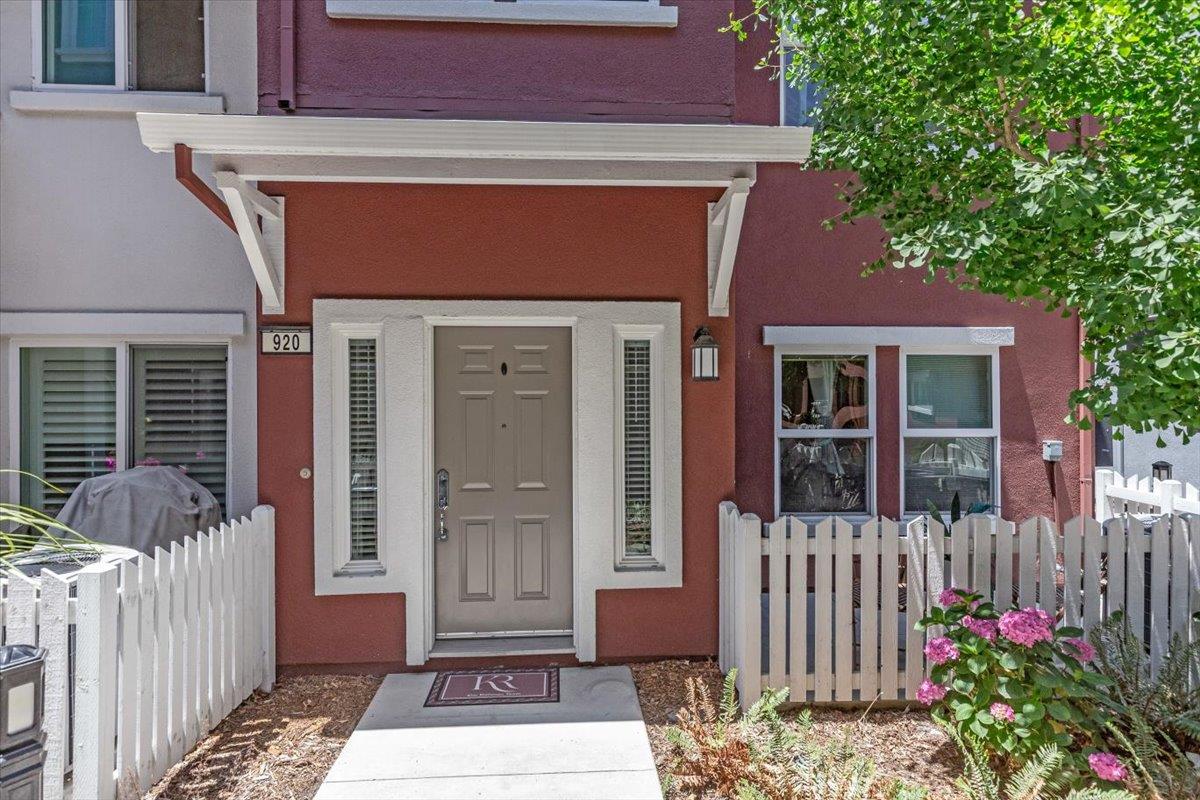 Detail Gallery Image 2 of 16 For 920 Alta Mar Ter, San Jose,  CA 95126 - 3 Beds | 3/1 Baths