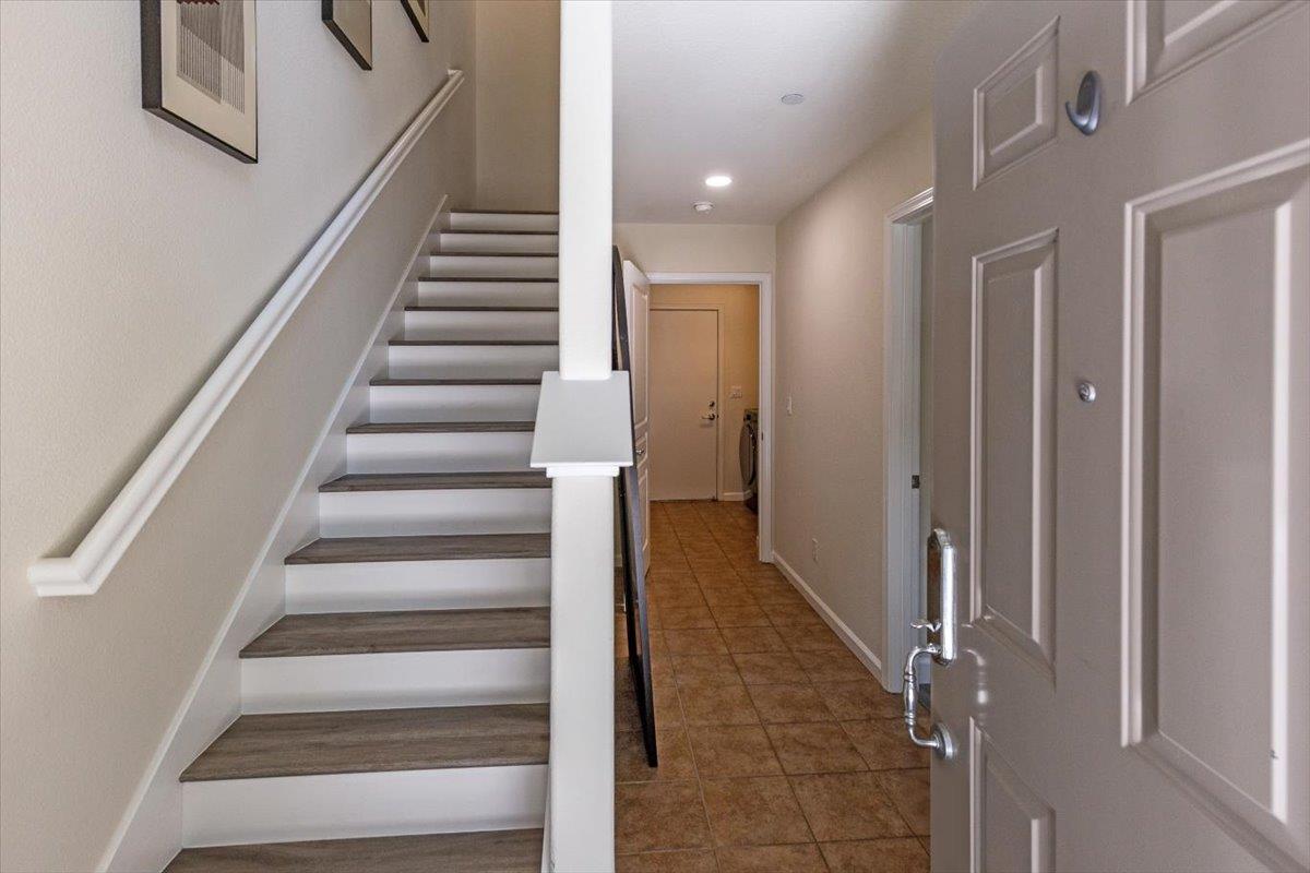 Detail Gallery Image 4 of 16 For 920 Alta Mar Ter, San Jose,  CA 95126 - 3 Beds | 3/1 Baths