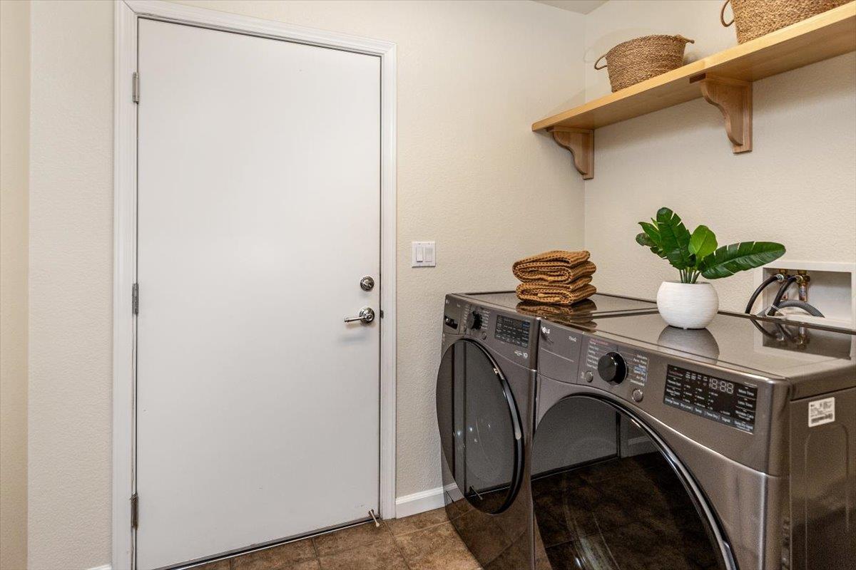 Detail Gallery Image 7 of 16 For 920 Alta Mar Ter, San Jose,  CA 95126 - 3 Beds | 3/1 Baths