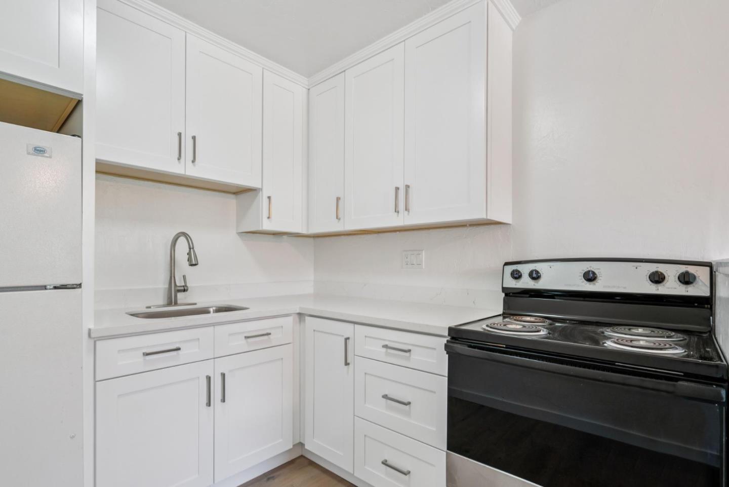 Detail Gallery Image 10 of 20 For 900 Toyon Dr, Burlingame,  CA 94010 - – Beds | – Baths