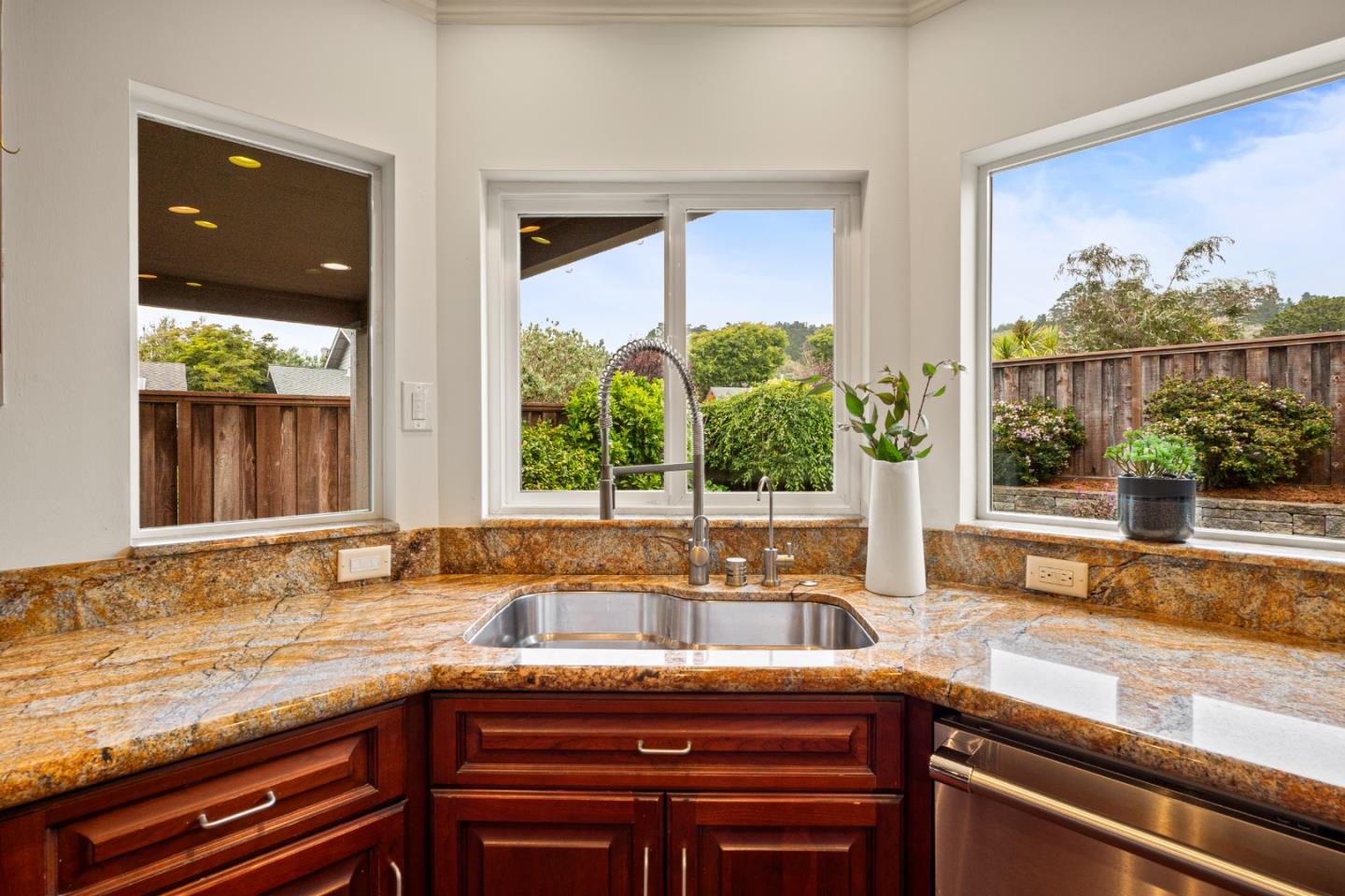 Detail Gallery Image 13 of 50 For 1 Le Havre Pl, Half Moon Bay,  CA 94019 - 4 Beds | 3 Baths