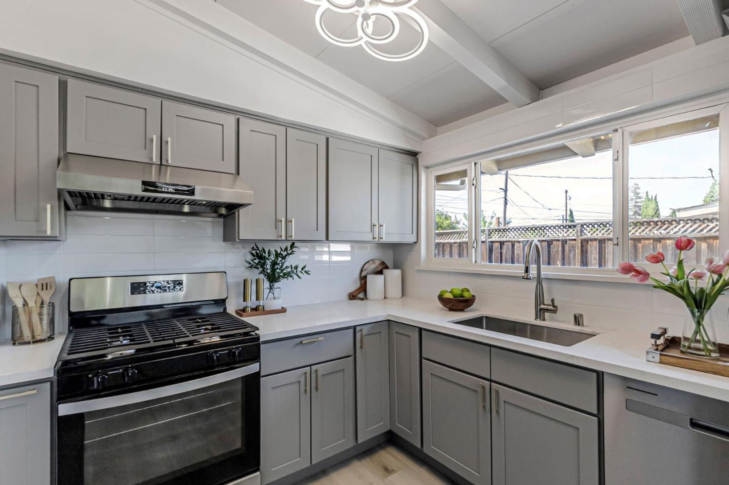Detail Gallery Image 11 of 36 For 761 Lakeknoll Dr, Sunnyvale,  CA 94089 - 3 Beds | 2 Baths