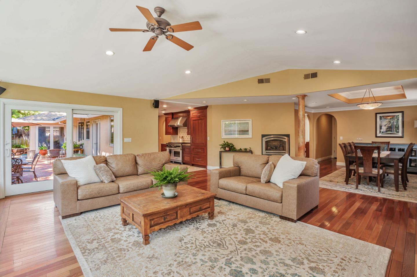 Detail Gallery Image 10 of 56 For 5150 Kovanda Ave, Carmichael,  CA 95608 - 5 Beds | 2 Baths