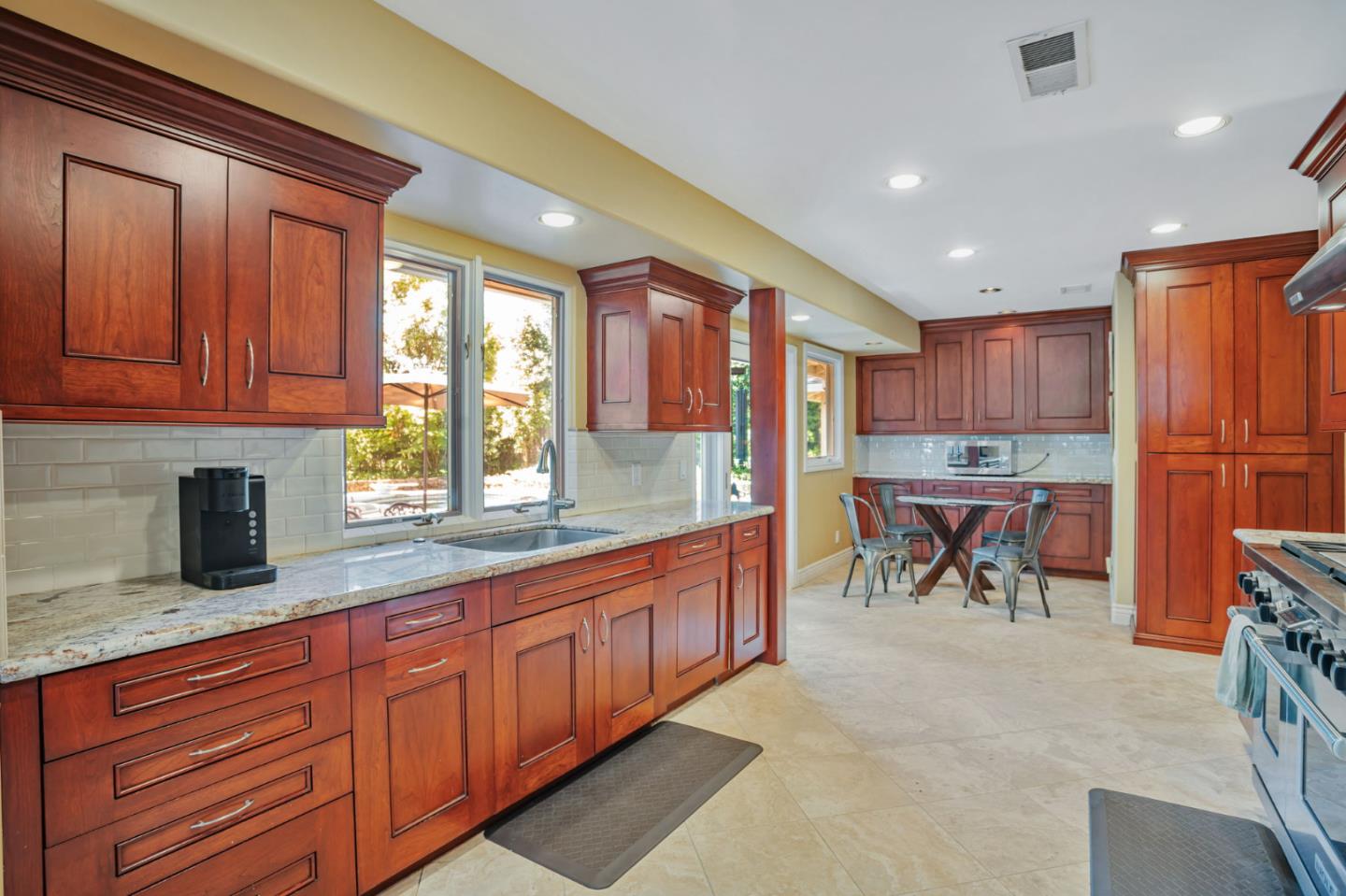 Detail Gallery Image 15 of 56 For 5150 Kovanda Ave, Carmichael,  CA 95608 - 5 Beds | 2 Baths