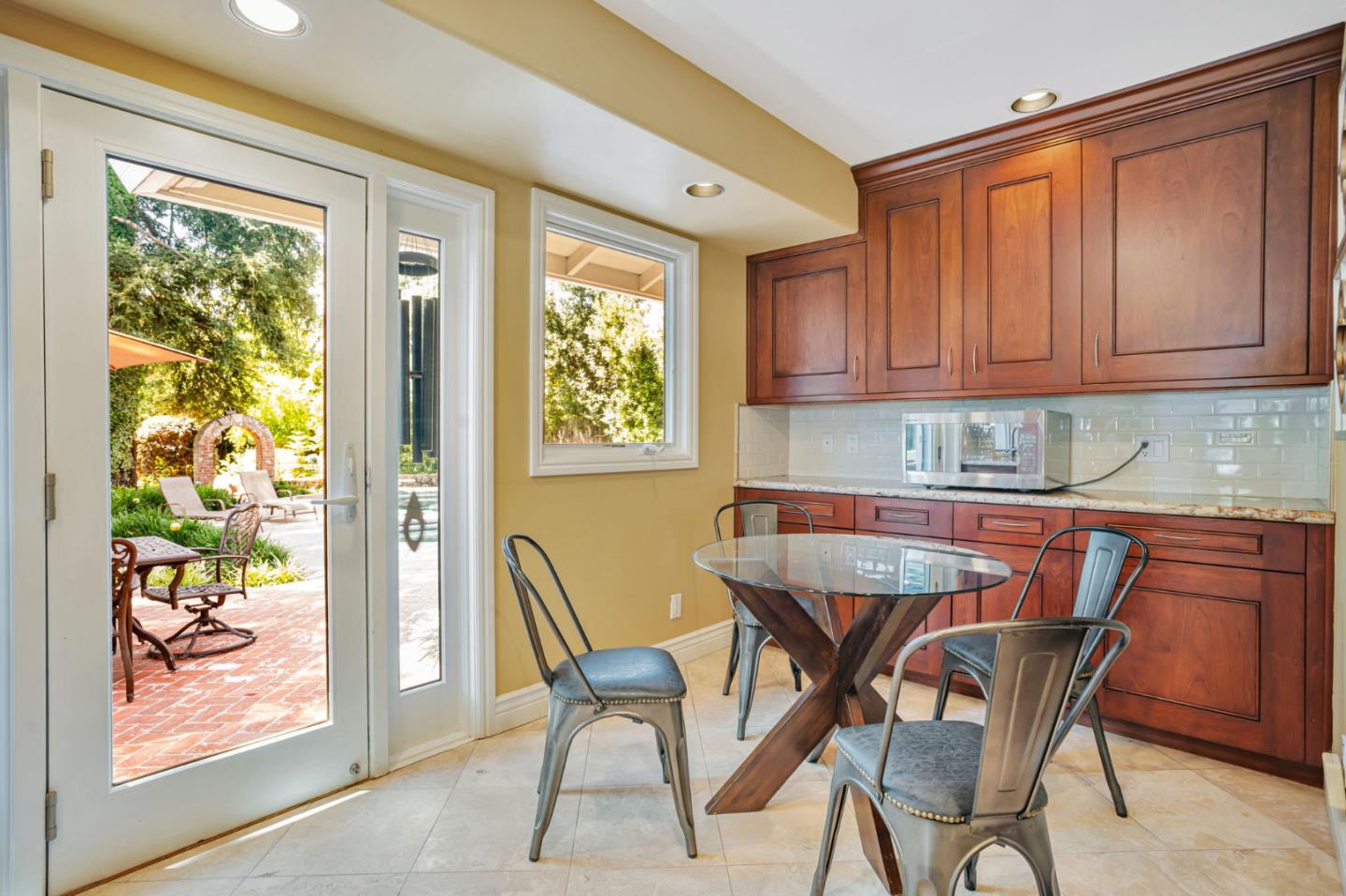 Detail Gallery Image 16 of 56 For 5150 Kovanda Ave, Carmichael,  CA 95608 - 5 Beds | 2 Baths