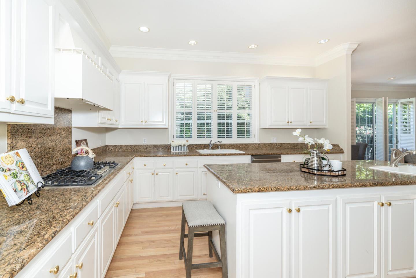 Detail Gallery Image 10 of 52 For 1536 Bernal Ave, Burlingame,  CA 94010 - 5 Beds | 4/1 Baths