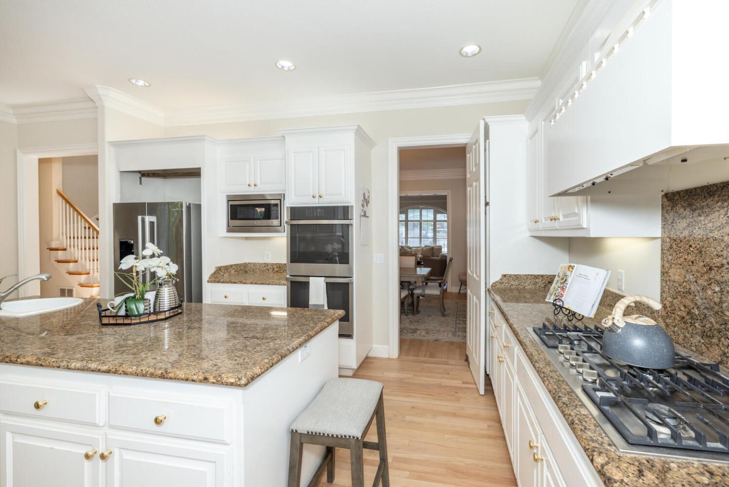 Detail Gallery Image 11 of 52 For 1536 Bernal Ave, Burlingame,  CA 94010 - 5 Beds | 4/1 Baths