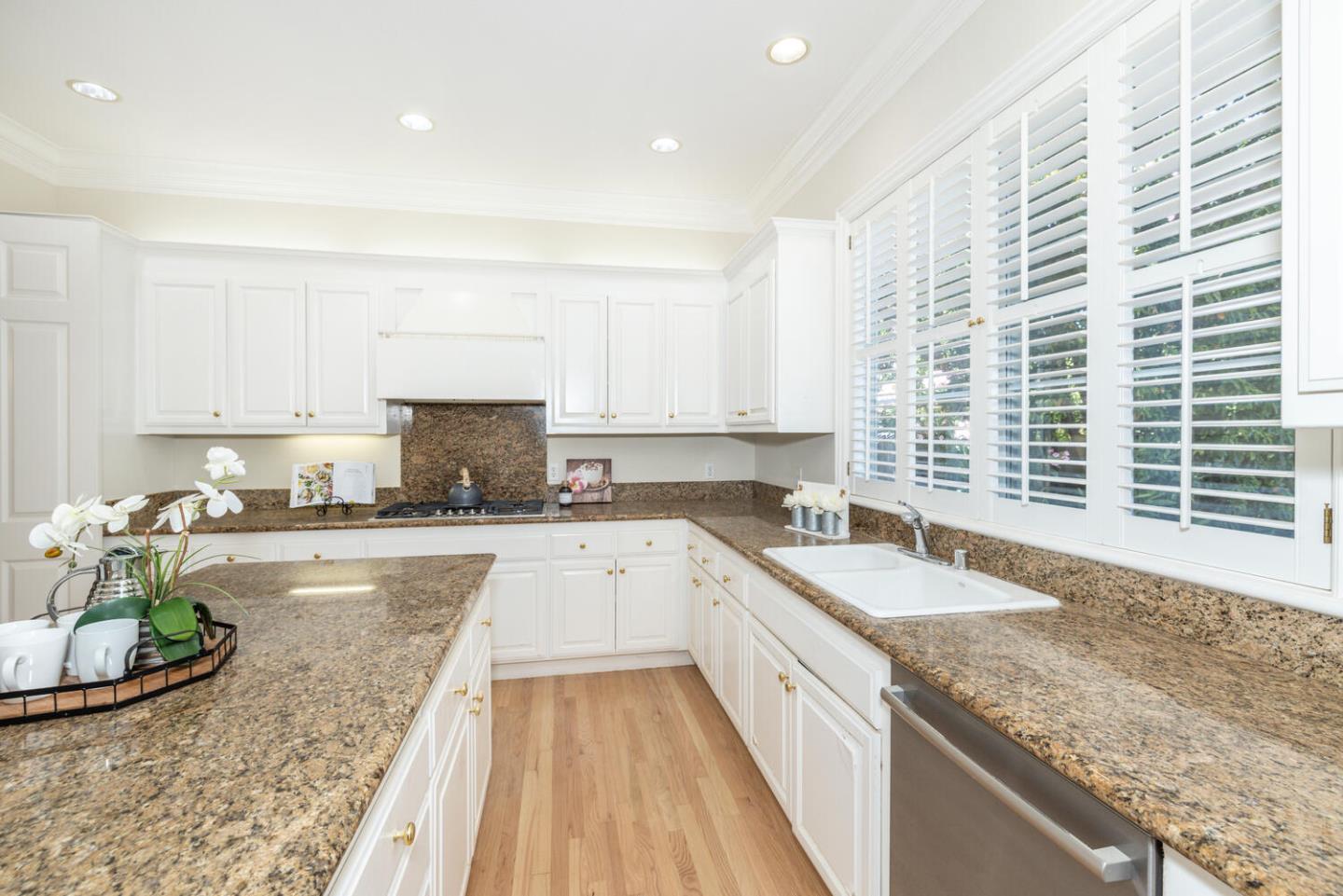 Detail Gallery Image 12 of 52 For 1536 Bernal Ave, Burlingame,  CA 94010 - 5 Beds | 4/1 Baths