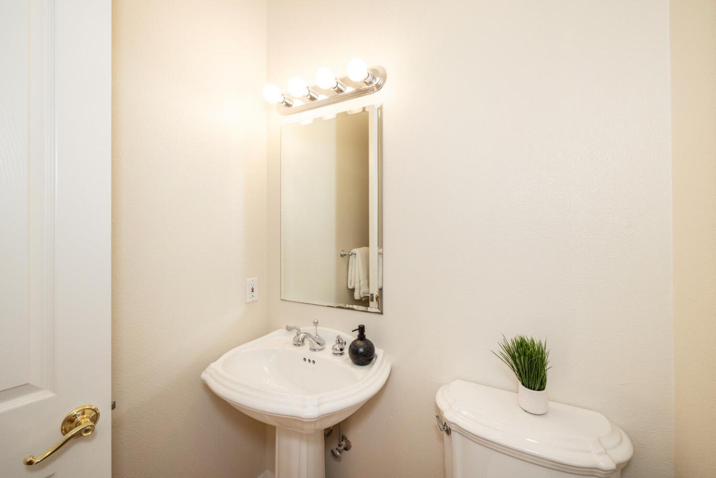Detail Gallery Image 19 of 52 For 1536 Bernal Ave, Burlingame,  CA 94010 - 5 Beds | 4/1 Baths