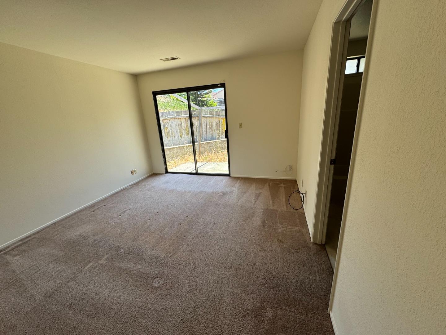 Detail Gallery Image 11 of 18 For 162 Linde Cir, Marina,  CA 93933 - 3 Beds | 2 Baths