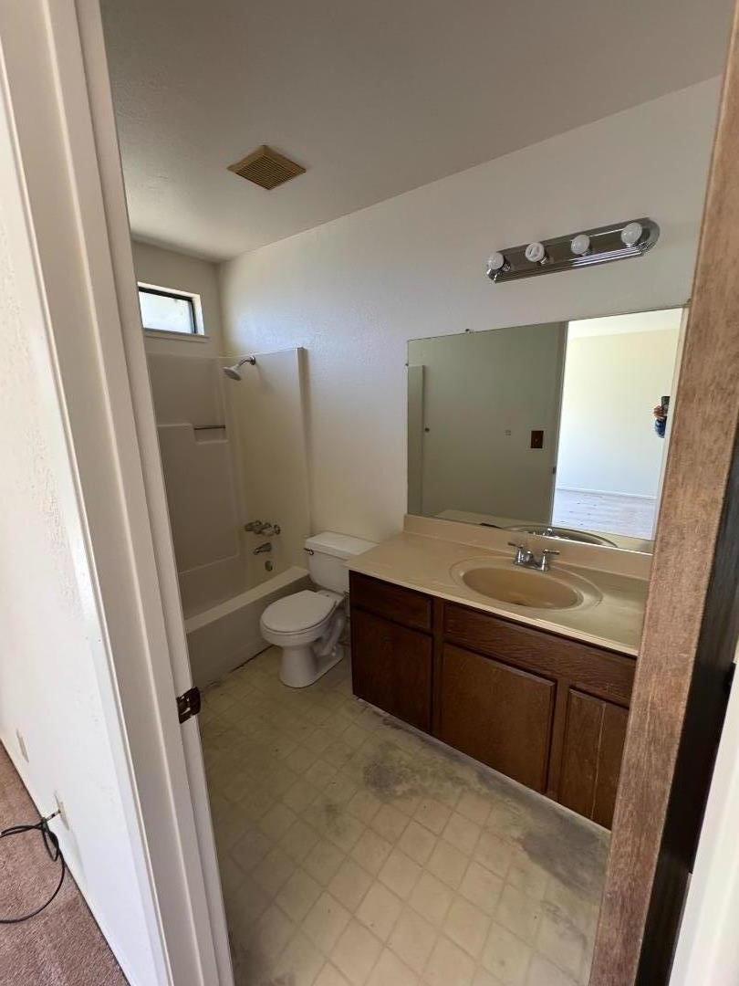Detail Gallery Image 12 of 18 For 162 Linde Cir, Marina,  CA 93933 - 3 Beds | 2 Baths