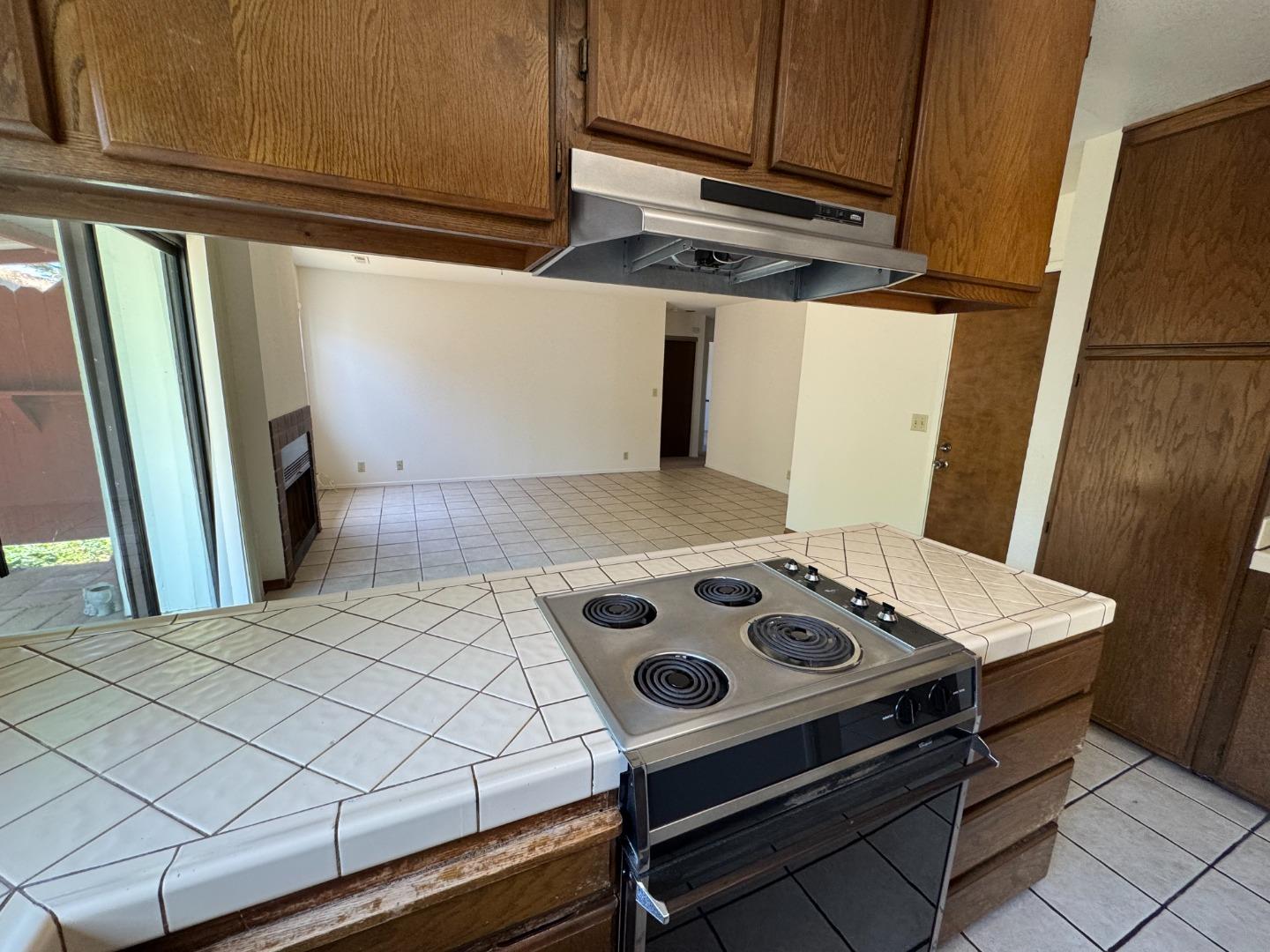 Detail Gallery Image 6 of 18 For 162 Linde Cir, Marina,  CA 93933 - 3 Beds | 2 Baths
