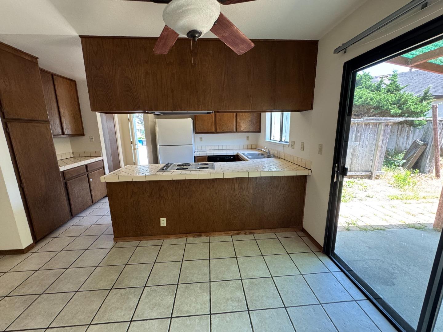 Detail Gallery Image 7 of 18 For 162 Linde Cir, Marina,  CA 93933 - 3 Beds | 2 Baths