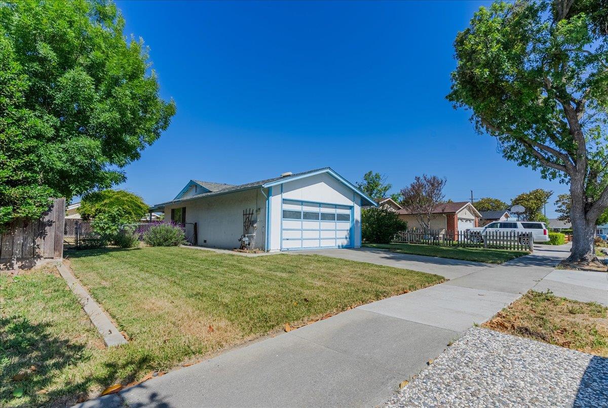 Detail Gallery Image 3 of 39 For 290 Ranchito Dr, Hollister,  CA 95023 - 3 Beds | 2 Baths