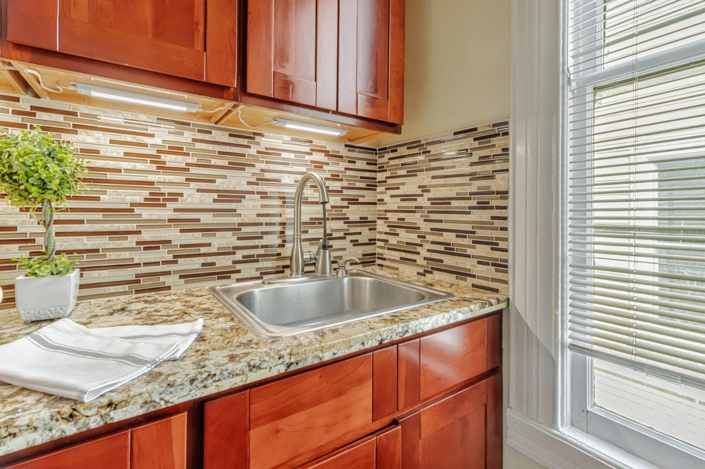 Detail Gallery Image 12 of 35 For 160 N 11th St, San Jose,  CA 95112 - 3 Beds | 3 Baths