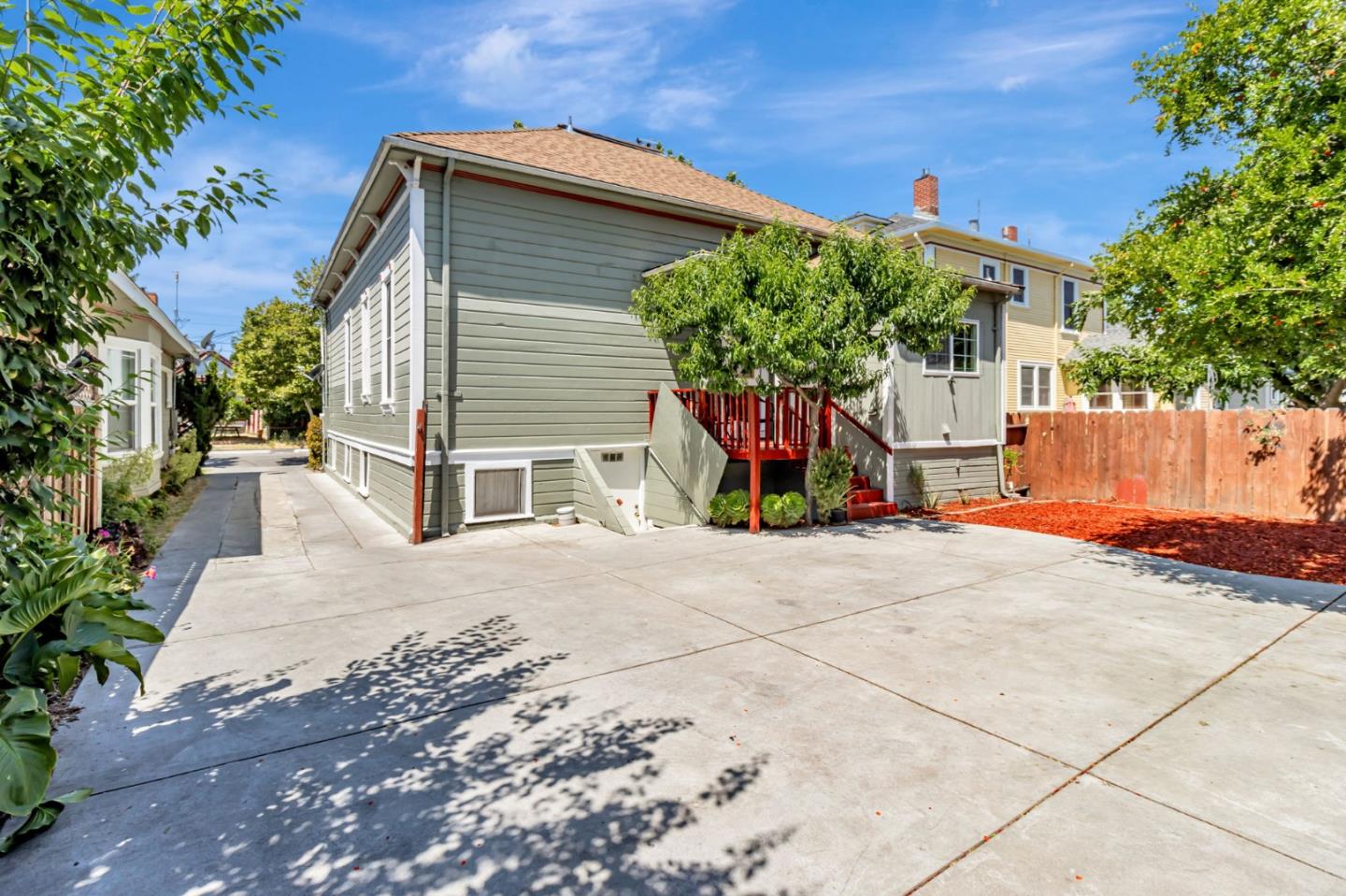 Detail Gallery Image 4 of 35 For 160 N 11th St, San Jose,  CA 95112 - 3 Beds | 3 Baths